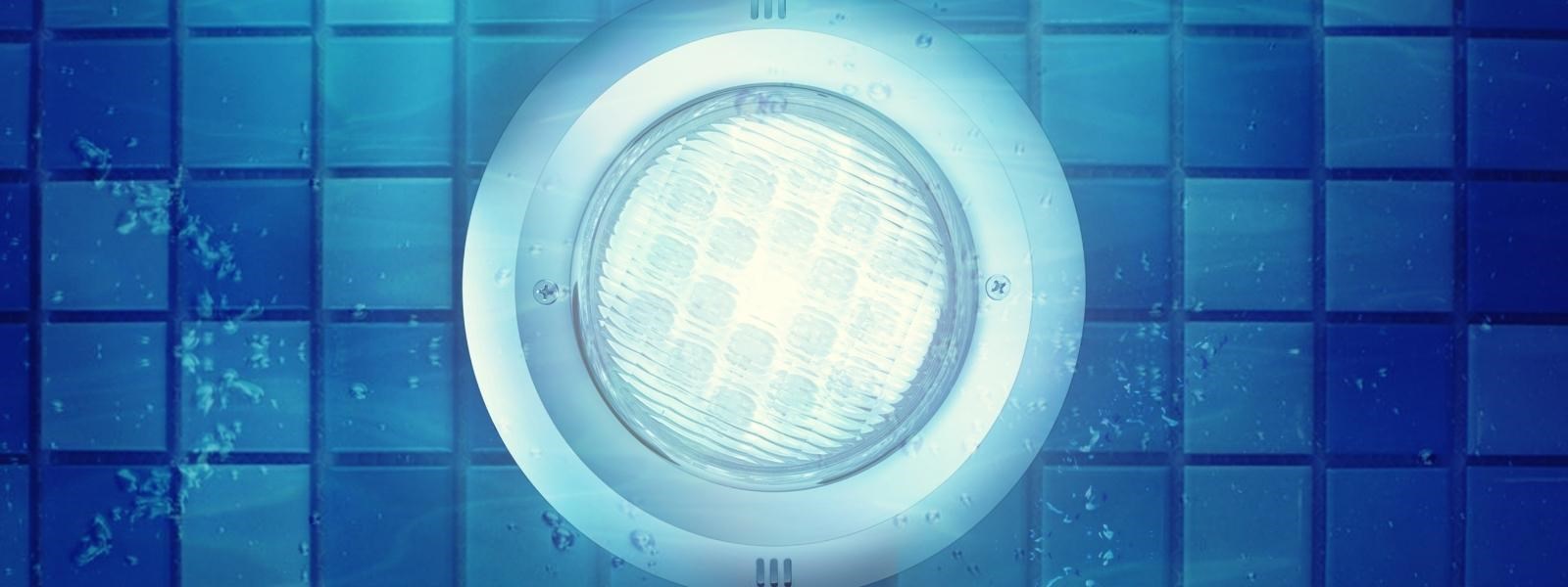 A piscina e o clarão da iluminação