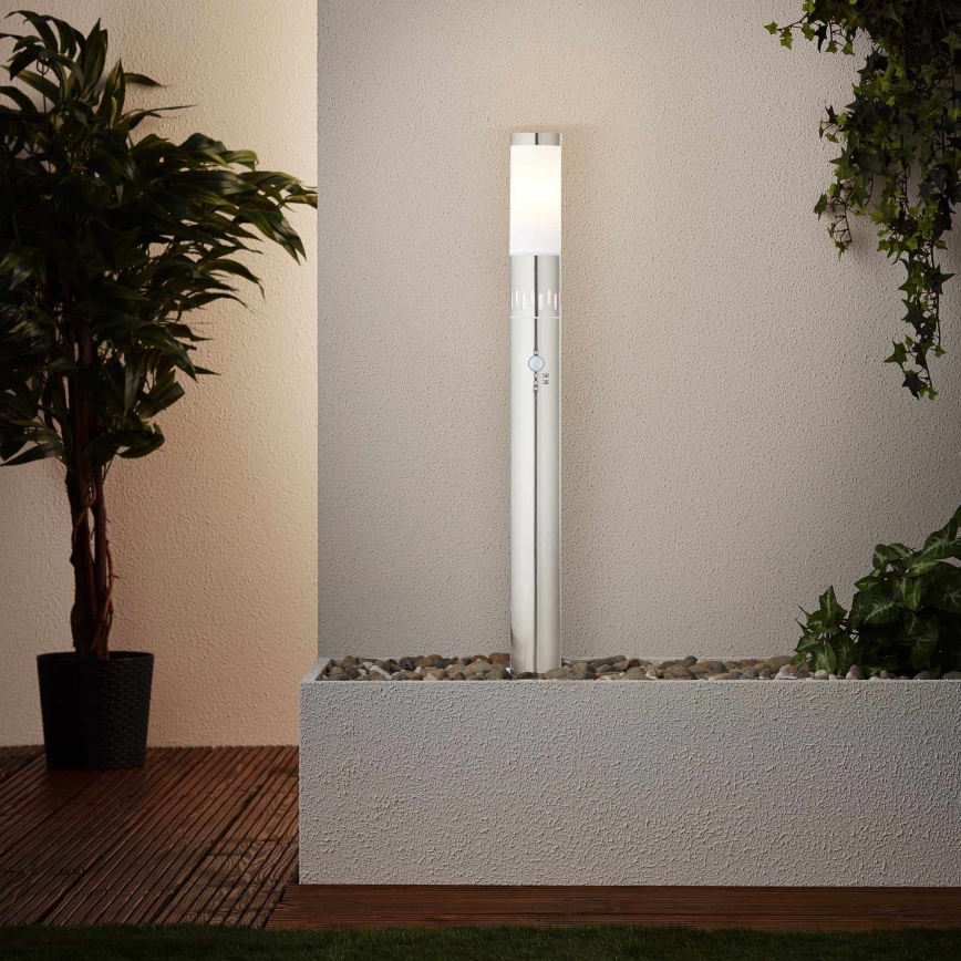 Brilliant - Candeeiro exterior LED com sensor LEIGH LED/0,9W/230V + 1xE27/11W 80 cm IP44 cromado brilhante