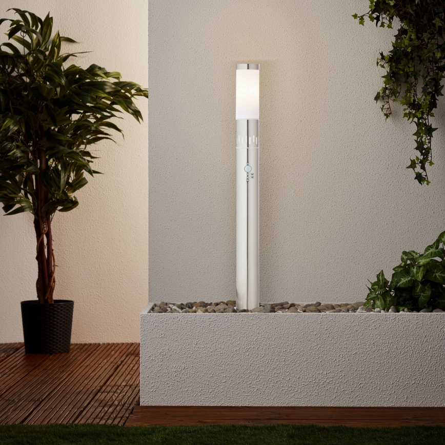 Brilliant - Candeeiro exterior LED com sensor LEIGH LED/0,9W/230V + 1xE27/11W 80 cm IP44 cromado brilhante