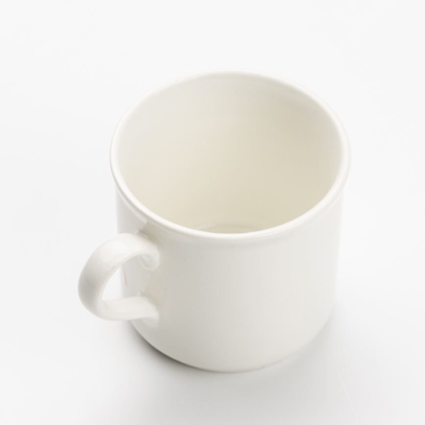 Caneca de cerâmica com impressão em branco