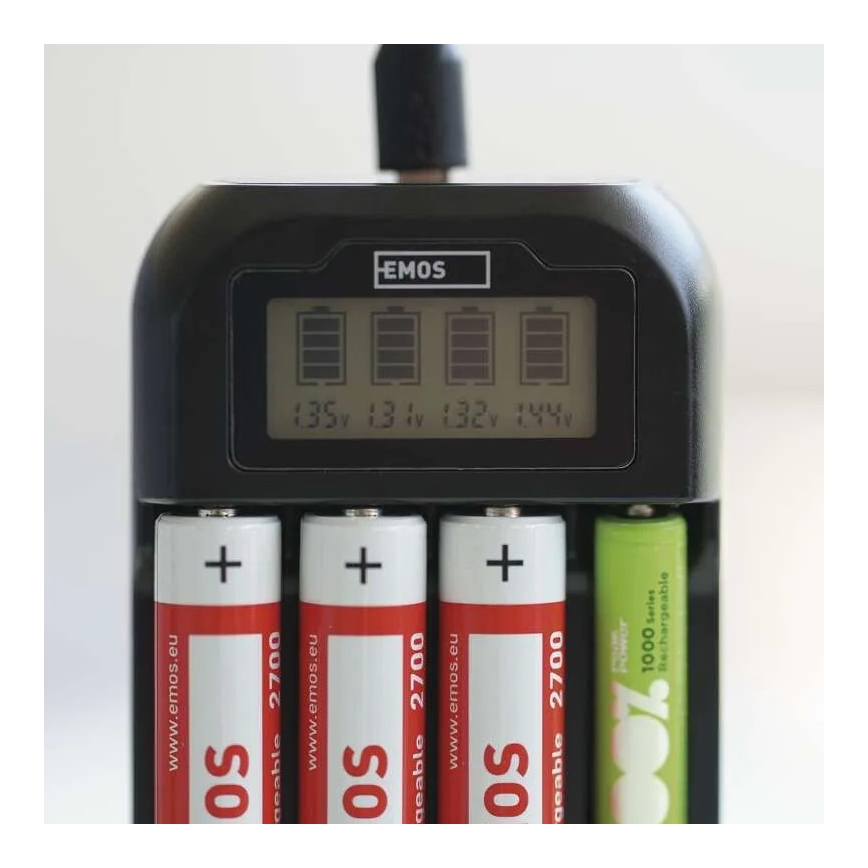 Carregador de pilhas com visor LCD 4xAA/AAA 5V