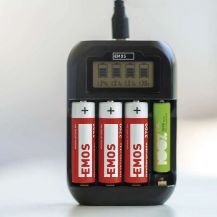 Carregador de pilhas com visor LCD 4xAA/AAA 5V