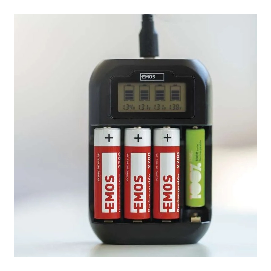Carregador de pilhas com visor LCD 4xAA/AAA 5V