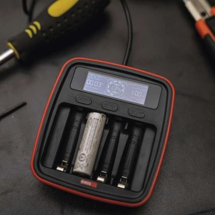 Carregador de pilhas com visor LCD 4xAA/AAA 5V