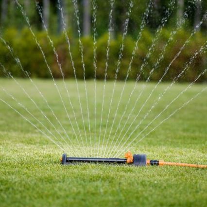 Fiskars - Aspersor de poupança de água com uma base metálica