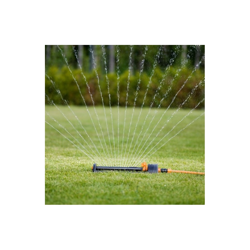Fiskars - Aspersor de poupança de água com uma base metálica