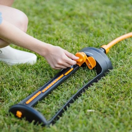 Fiskars - Aspersor de poupança de água com uma base metálica