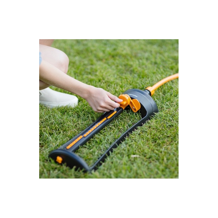 Fiskars - Aspersor de poupança de água com uma base metálica