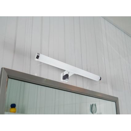 Iluminação LED para espelho de casa de banho LED/8W/230V 30 cm IP44 cromo brilhante