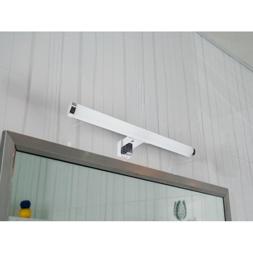 Iluminação LED para espelho de casa de banho LED/8W/230V 30 cm IP44 cromo brilhante