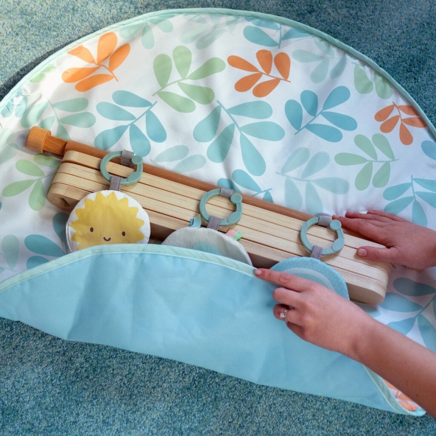 Ingenuity - Cobertor infantil para brincar com um trapézio de madeira SOL VALLEY