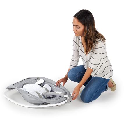 Ingenuity - Espreguiçadeira para bebé com melodia CUDDLE LAMB