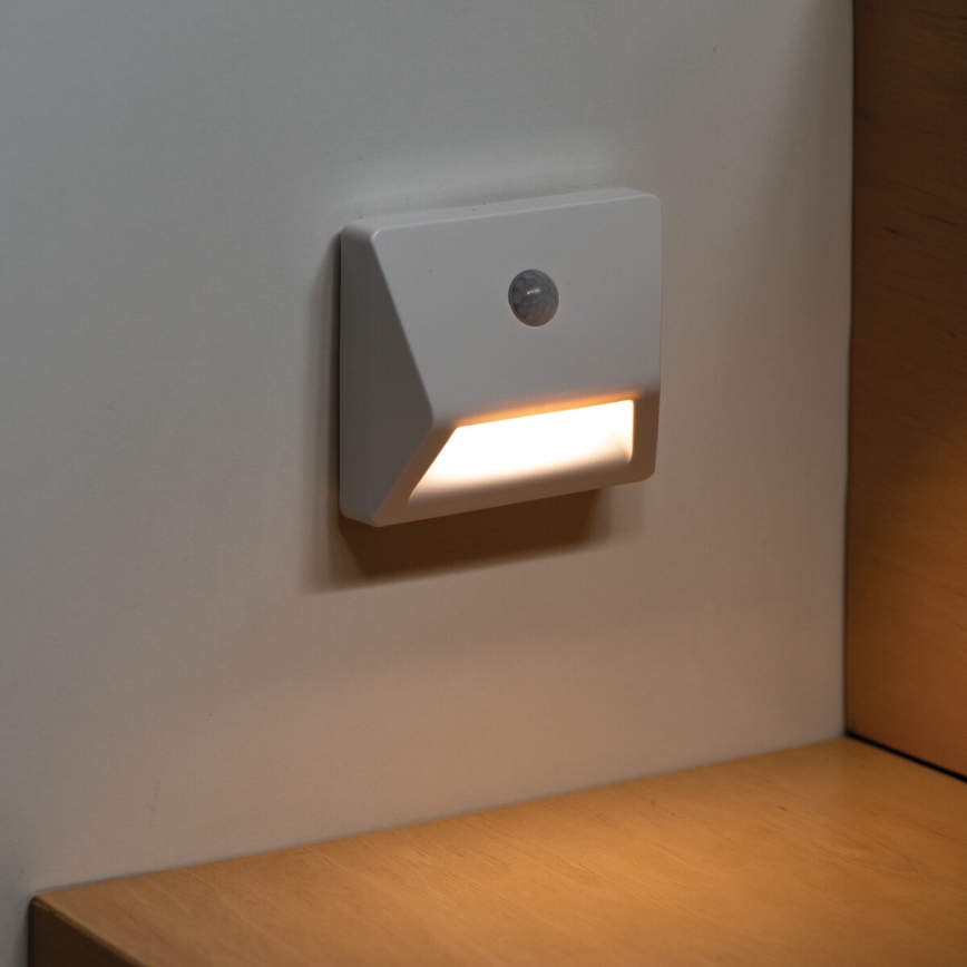 Kanlux 37392 - Candeeiro de embutir LED com sensor de movimento e anoitecer IRS LED/0,3W/3xAAA IP54 branco