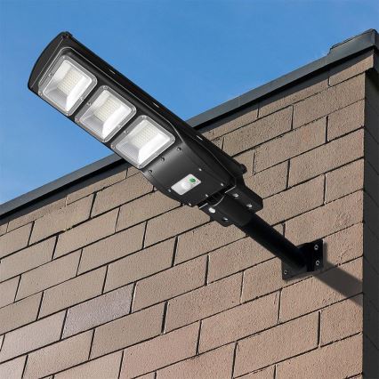 Luminária solar de LED regulável para rua com sensor de movimento e crepúsculo LED/12W/3,2V 6000K IP65 10000 mAh preta + controlo remoto