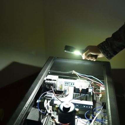 Lanterna LED LED/5W/3xAAA
