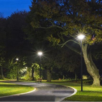 Poste metálico com suporte para iluminação solar 3 m