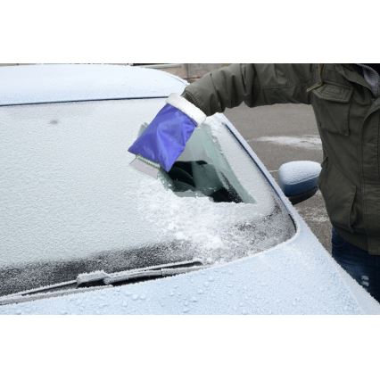 Raspador de carro com uma luva azul