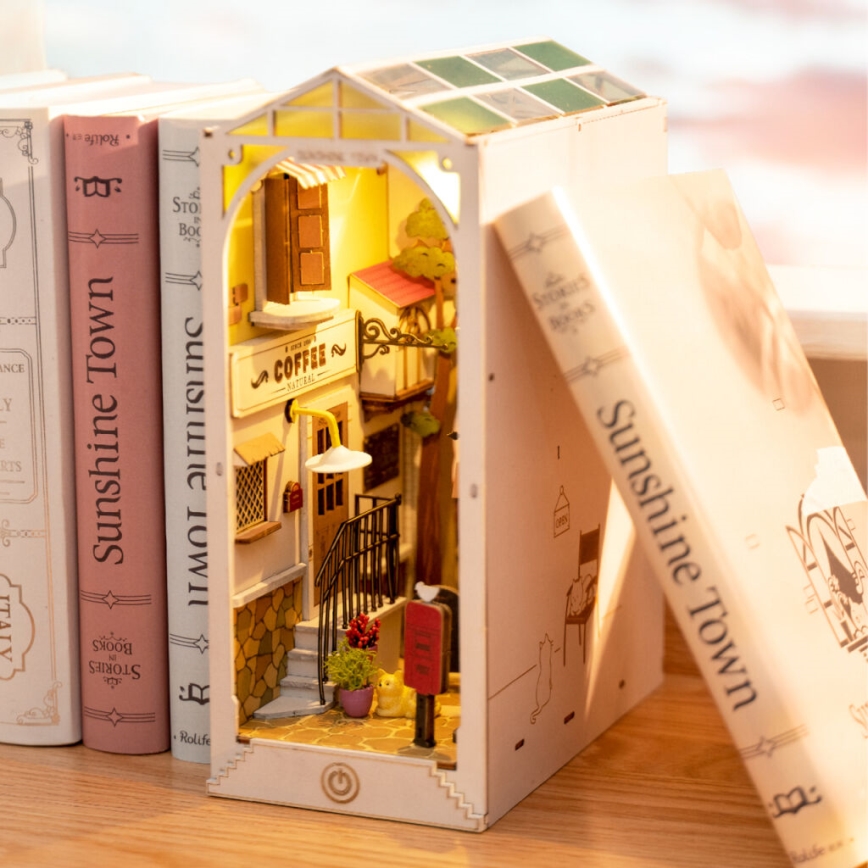 RoboTime - Casa LED para livros Cidade com sol 2xAAA
