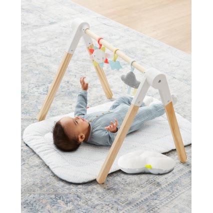 Skip Hop - Cobertor infantil para brincar com um trapézio de madeira LINING CLOUD