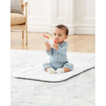 Skip Hop - Cobertor infantil para brincar com um trapézio de madeira LINING CLOUD