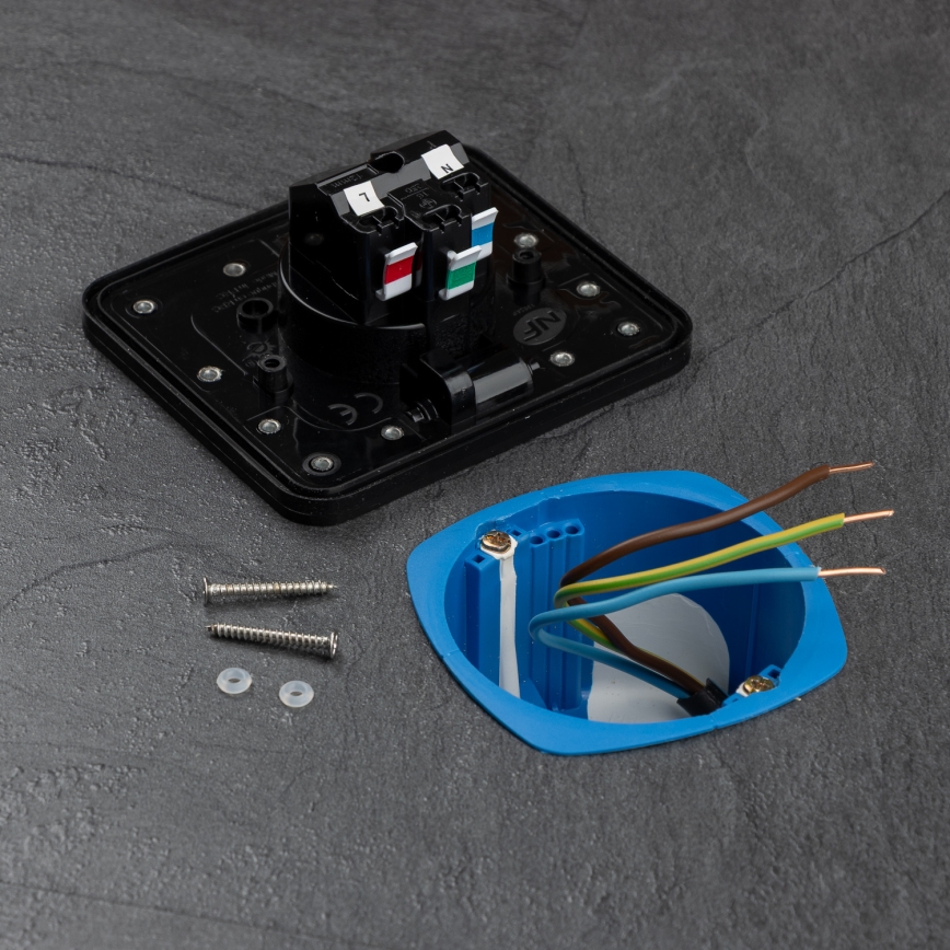 Tomada de chão de embutir para exterior IP55 preta retangular