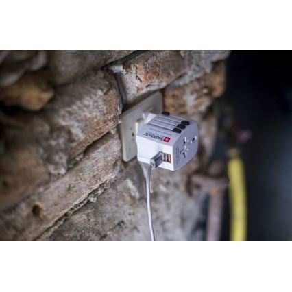 Adaptador de viagem internacional 230V + 2x porta USB