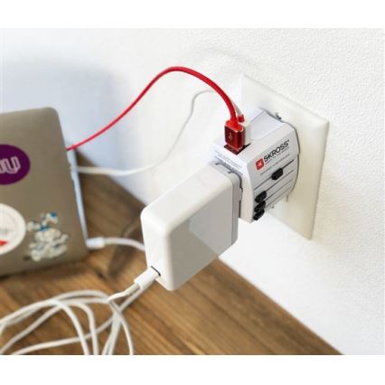 Adaptador de viagem internacional 230V + 2x porta USB