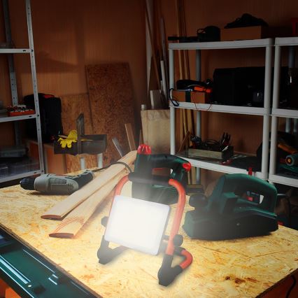 Refletor LED com tripé LED/30W/230V 4000K IP65