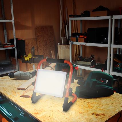 Refletor LED com tripé LED/50W/230V 4000K IP65