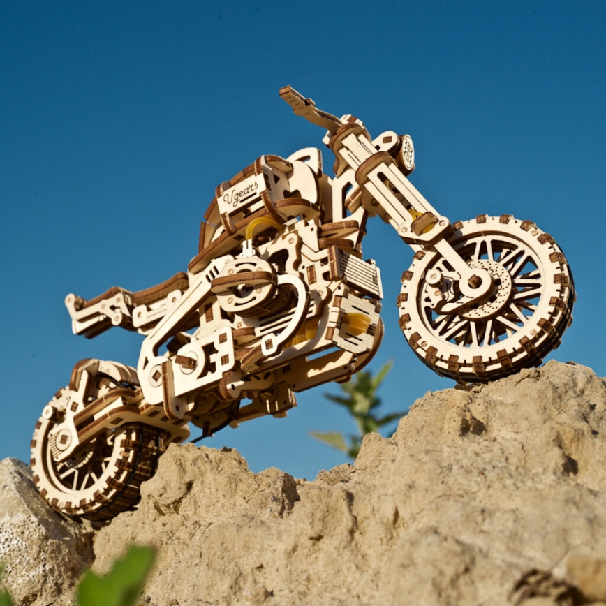 Ugears - Puzzle 3D mecânico de madeira Mota Scrambler com carrinho